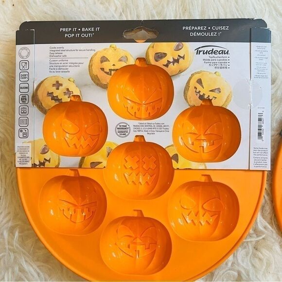 Trudeau Halloween Pumpkins Mini Treat Cake Pan Silicone Round set of 2 - Picture 3 of 5